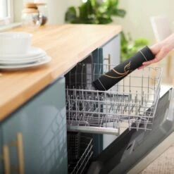 Frisco Silicone Fish Print Dog & Cat Food Mat, Black 5 Frisco Silicone Fish Print Dog & Cat Food Mat, Black -Frisco Sales Store 311953 PT5. AC SS1800 V1642543891